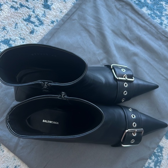 Beautiful new BALENCIAGA boots still at stores never used super comfortable - Picture 6 of 8